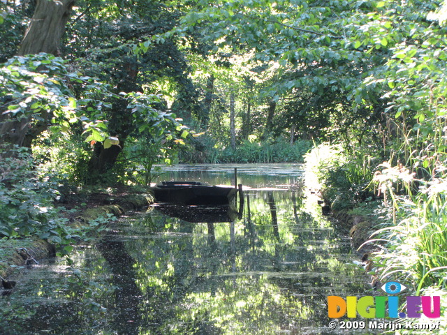 SX06330 Rowboat in canal